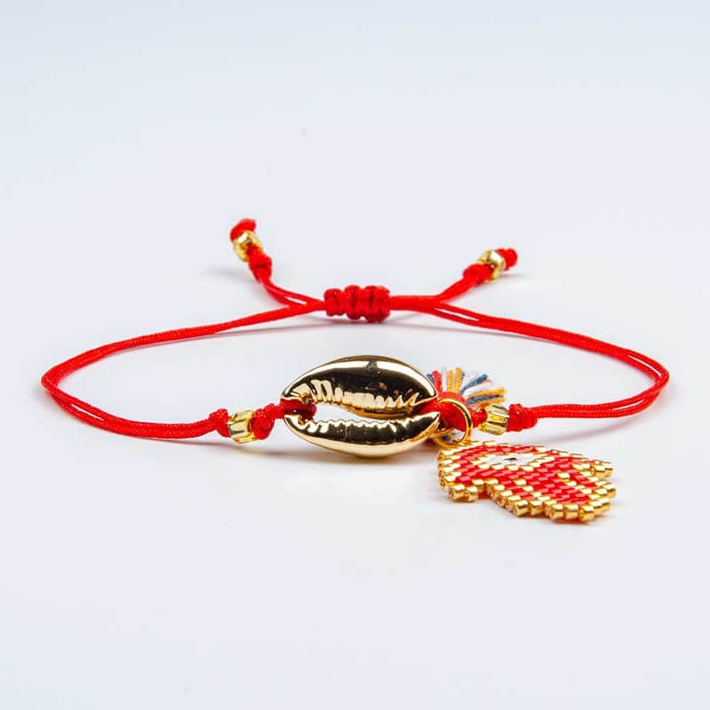 Bracelet Coquillage <br/>Cauri Doré Main de Fatma Rouge – Image 3